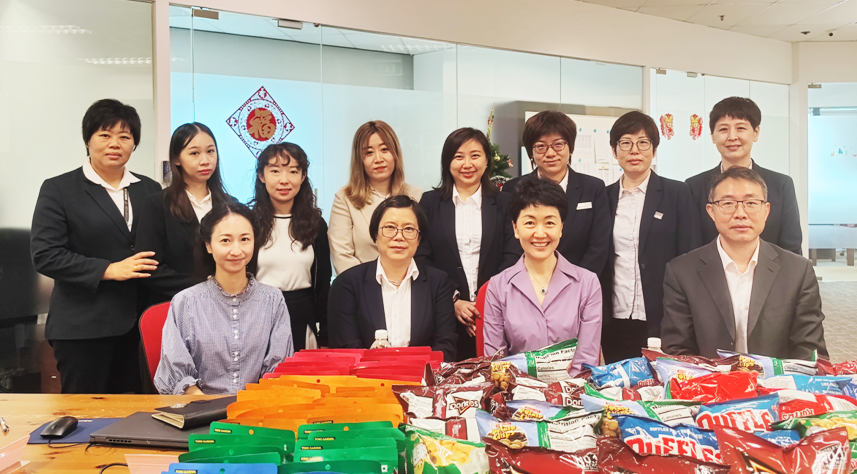 孫海燕大使慰問新加坡中國簽證申請服務(wù)中心