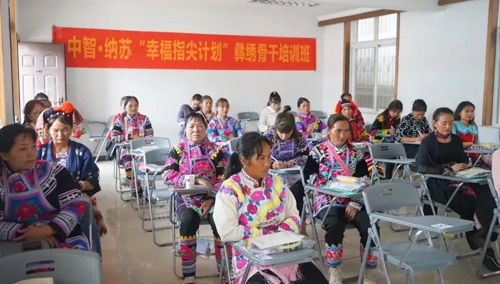 將“指尖技藝”轉化為“指尖經濟”，大姚繡出美好鄉(xiāng)村振興路
