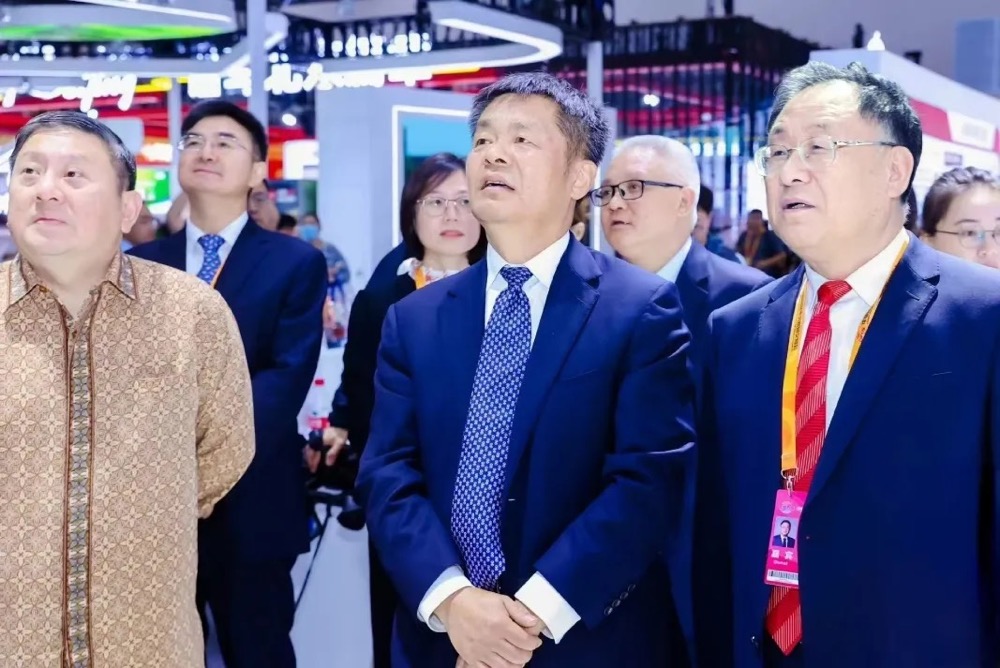 人社部副部長(zhǎng)吳秀章一行參觀服貿(mào)會(huì)中智展區(qū)，中智在2024中國(guó)人力資源管理發(fā)展論壇上榮獲多項(xiàng)大獎(jiǎng)