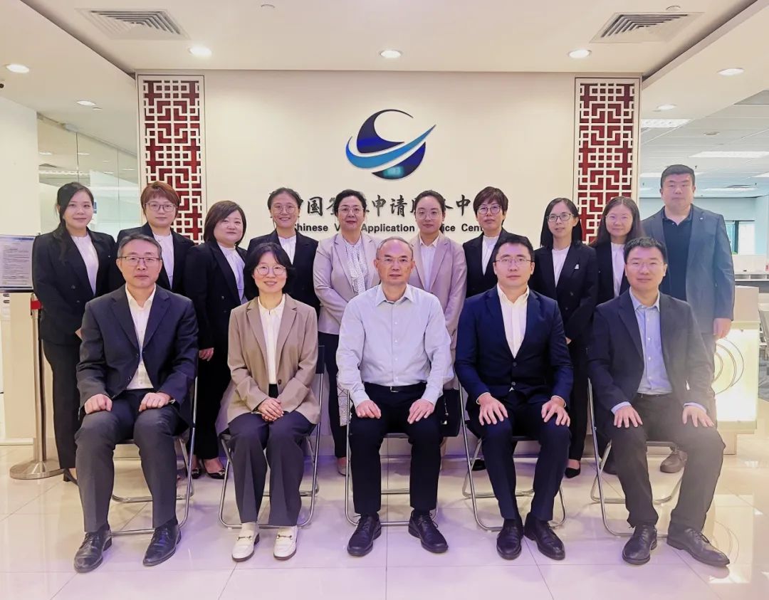 曹忠明大使考察新加坡中國簽證申請服務中心